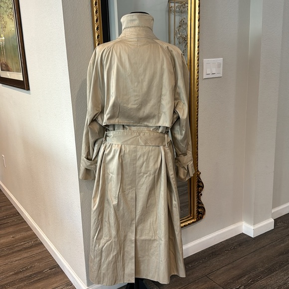 Authentic Burberry trench coat with belt - Picture 2 of 12